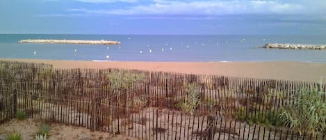 På stranden