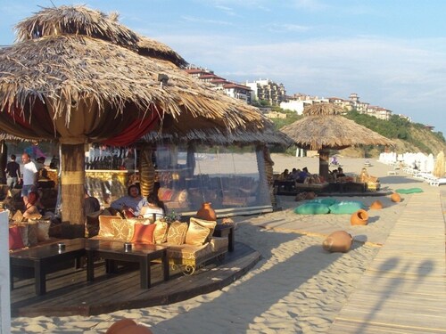 Kolmannen kerroksen huoneisto, josta on panoraamanäkymät merelle lahdelle (kysy lisätietoja).