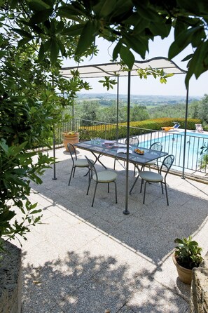 Outdoor dining - Studio with private balcony, great views, wifi, shared pool, close to village (Vinci, Florence)