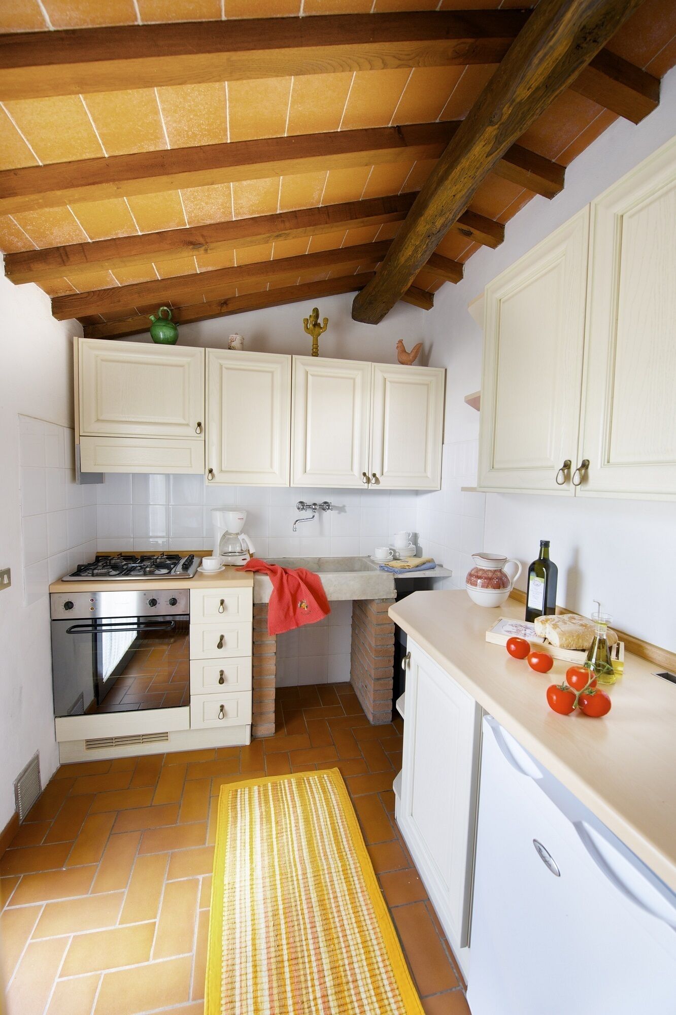 Refrigerador, horno, parrilla de estufa y cafetera y tetera 