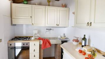 Refrigerador, horno, parrilla de estufa y cafetera y tetera