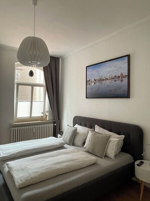 1 soverom, skrivebord, strykejern/-brett og reiseseng for barn