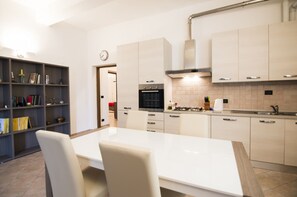 Frigorífico, horno, placa de cocina y cafetera o tetera