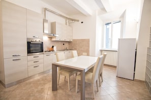Frigorífico, horno, placa de cocina y cafetera o tetera