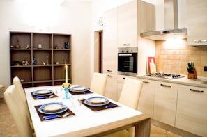 Frigorífico, horno, placa de cocina y cafetera o tetera