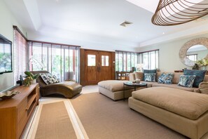 TV, DVD player, books, music library - Baan Jasmine Pool & Garden Villa in Bophut Fishermans Village, Koh Samui 5*rated (Bo Phut)