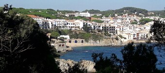 Stunning End of Terrace House; Fab Sea Views, Shared Community Pool HUTG 0065