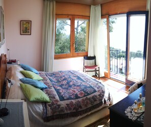 4 quartos, ferros/tábuas de passar roupa, berço de viagem