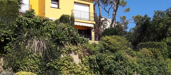  Stunning End of Terrace House; Fab Sea Views, Shared Community  Pool  HUTG 0065