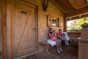 Property grounds - Landhaus Linden, apartment Sophia, apartment in the best location in the Zillertal (Uderns)