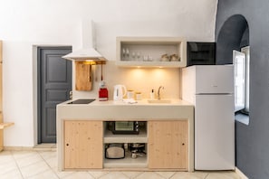 Réfrigérateur, cafetiÚre/bouilloire, tables à manger