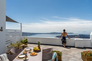 Outdoor dining - Mardanza Cave House, Mardanza House (Thira - Santorini)