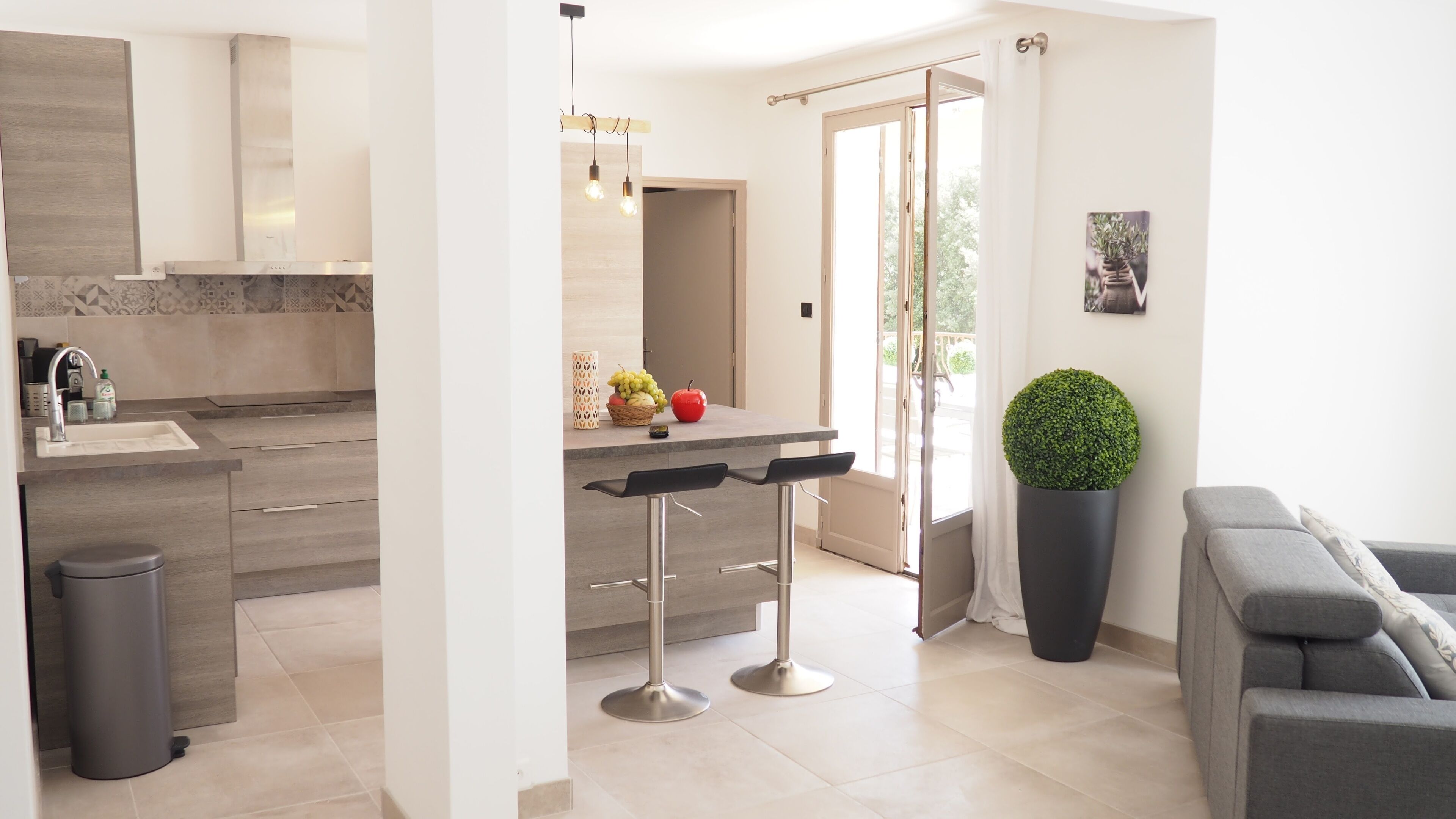 Villa 10mn from Cassis, dominant view of the vineyards