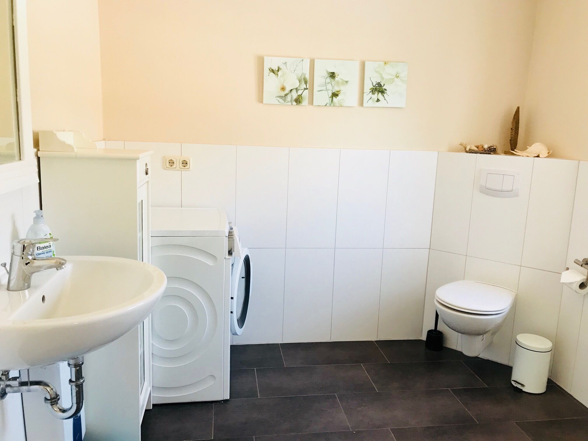 Comfortable cottage in the countryside with playground