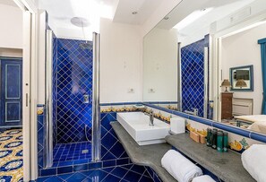 Een douche, handdoeken