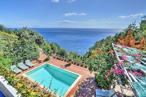 Villa Emotion: Eine herrliche zweistöckige Villa mit Blick auf die Sonne und das Meer.