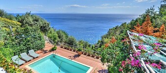 Villa Emozione: A splendid two-story villa which faces the sun and the sea, with Free WI-FI.