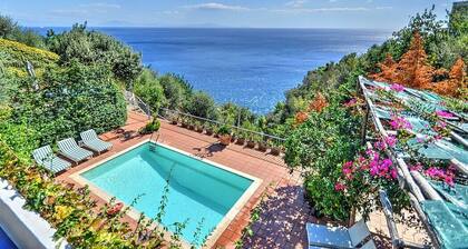Villa Emotion: Eine herrliche zweistöckige Villa mit Blick auf die Sonne und das Meer.