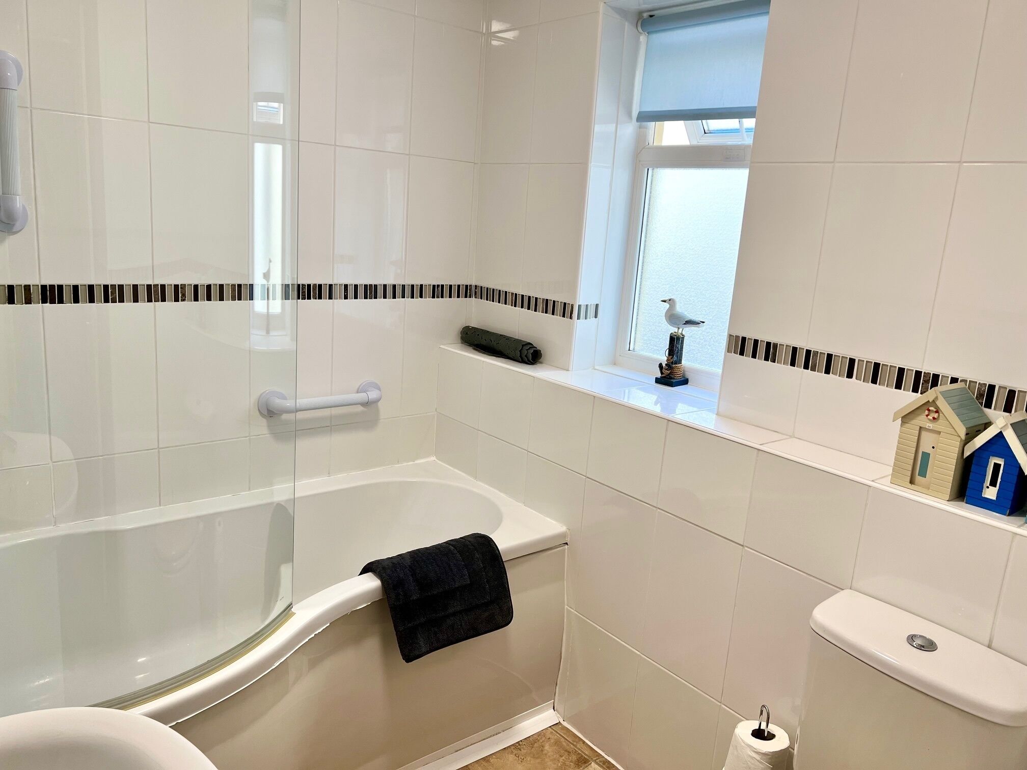 Duschwanne, Haartrockner, Handtücher, Toilettenpapier