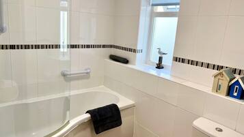 Duschwanne, Haartrockner, Handtücher, Toilettenpapier