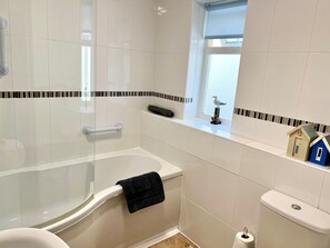 Duschwanne, Haartrockner, Handtücher, Toilettenpapier