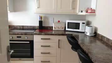 Großer Kühlschrank, Mikrowelle, Ofen, Herdplatte