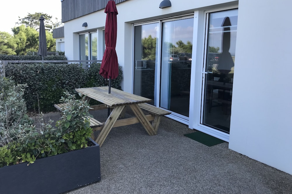 n ° 7 located on the seafront, SOUTH direct access to the beach