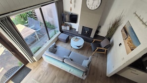 TV, fireplace, DVD player, video library - Modern vacation home in the park "De Kreek", W-LAN (Bruinisse)