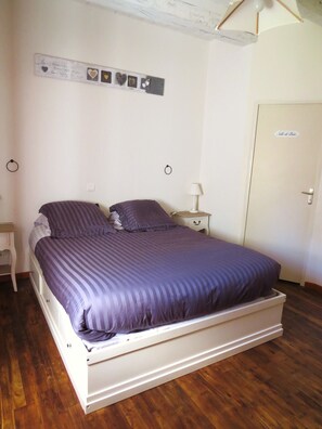 4 chambres, bureau, Wi-Fi, draps fournis