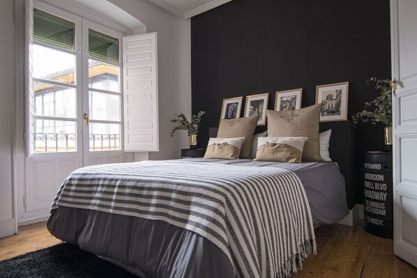 3 室のベッドルーム、デスク、アイロン / アイロン台、インターネット