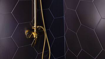 Articles de toilette gratuits, sĂšche-cheveux, serviettes fournies