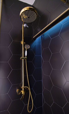 バスアメニティ (無料)、ヘアドライヤー、タオル、トイレットペーパー