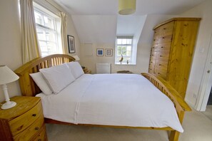 2 chambres, fer et planche à repasser, lit de bébé portatif