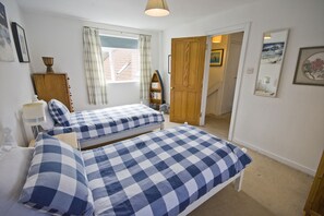 2 bedrooms, iron/ironing board, travel cot, free WiFi - Duck Cottage, a pet-friendly home-from-home, minutes from the coast (Kilrenny)