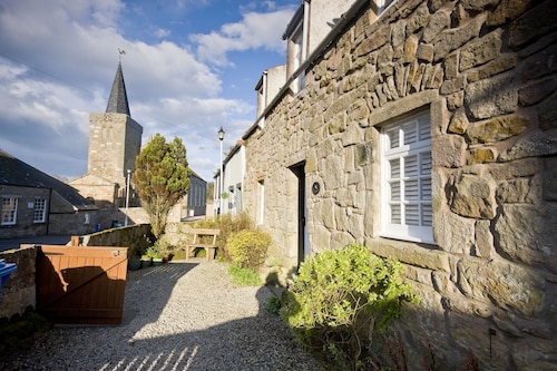 Duck Cottage, a pet-friendly home-from-home, minutes from the coast