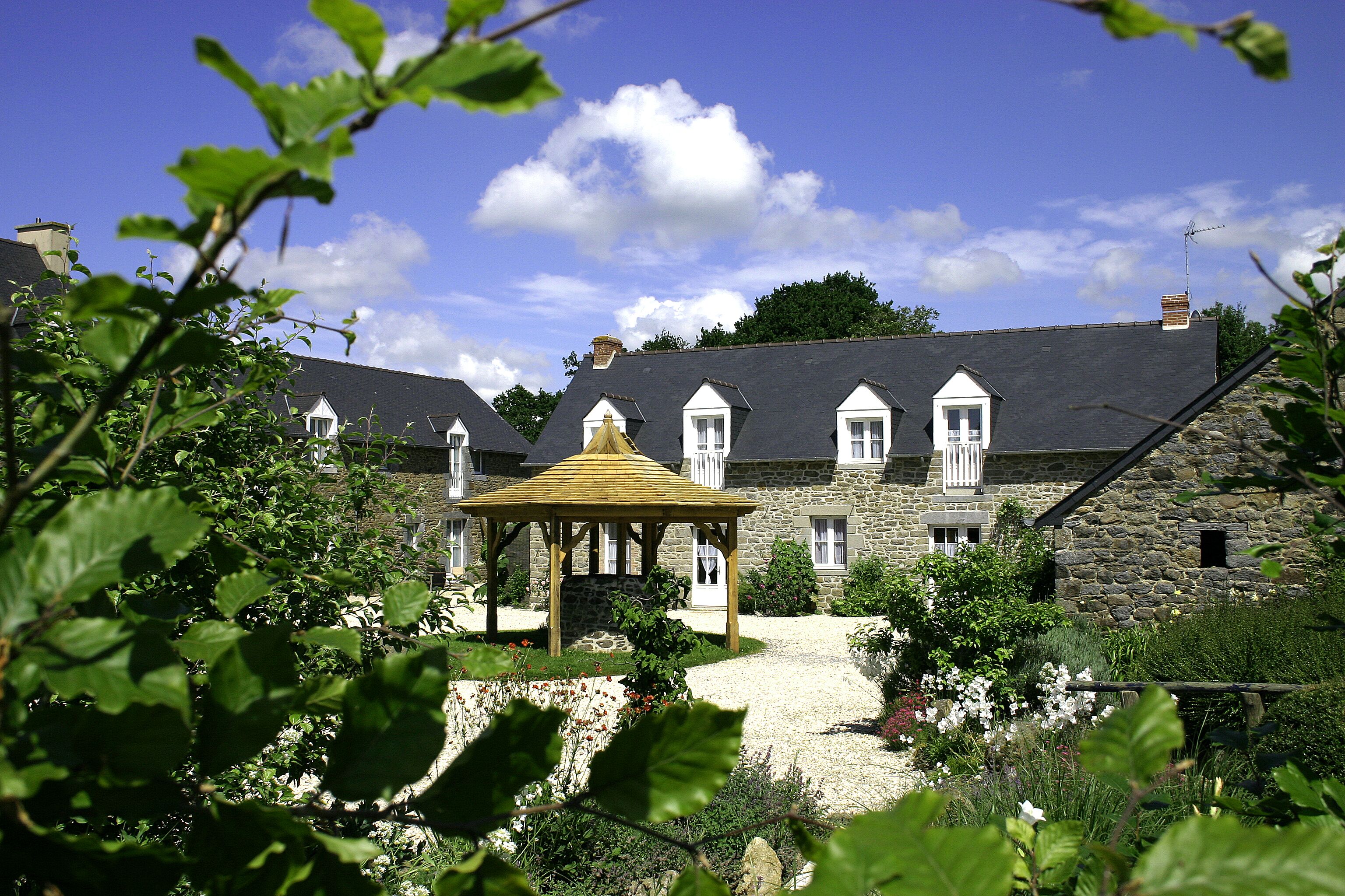 comfortable cottage, quiet, with sauna, gardens, near Saint-Malo and Rance