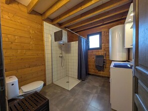 Douche, serviettes fournies, papier toilette