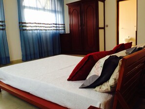 3 bedrooms, iron/ironing board, Internet, bed sheets - VILLA MARCO 1 APARTMENT  (YAOUNDE)