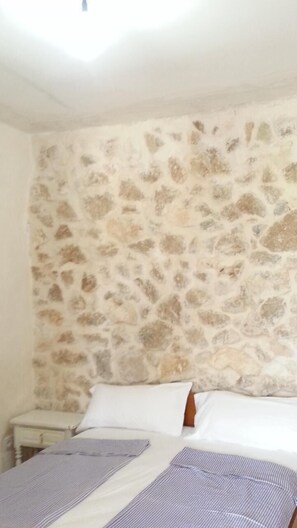 6 bedrooms, desk, iron/ironing board, travel crib
