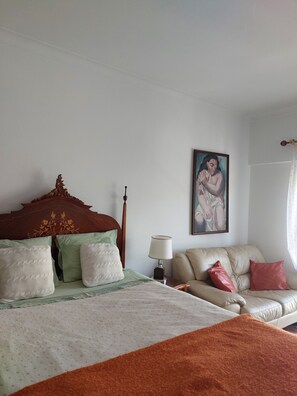 2 quartos, ferros/tábuas de passar roupa, berço de viagem