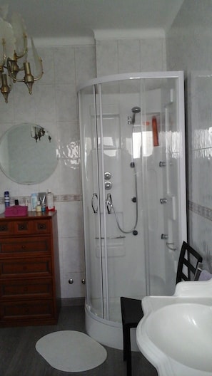 Combined shower/tub, hair dryer, towels, soap