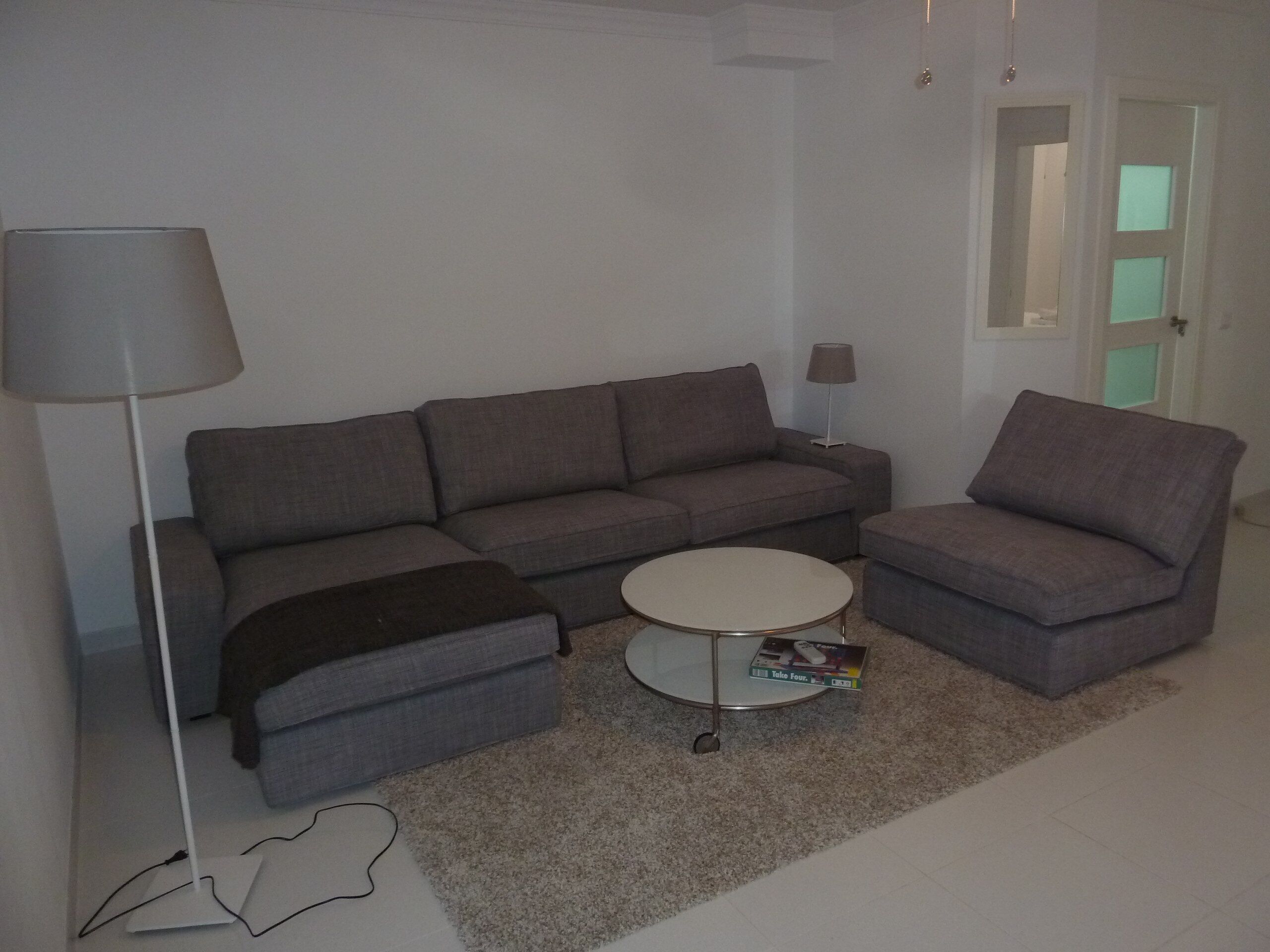 TV connectée, lecteur de DVD, livres, chaîne hi-fi