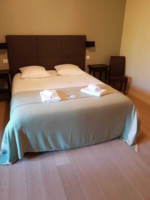 8 Schlafzimmer, Bügeleisen/Bügelbrett, kostenloses WLAN