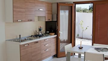 KĂŒhlschrank, Mikrowelle, Herdplatte, Wasserkocher