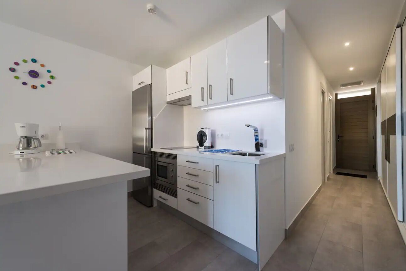 冷蔵庫、電子レンジ、コンロ、コーヒー / ティーメーカー