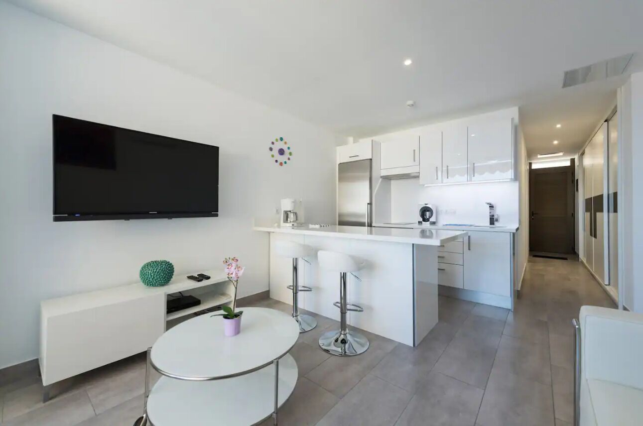 Frigorífico, microondas, placa de cocina y cafetera o tetera