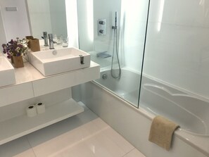 Combinazione doccia/vasca, asciugacapelli, bidet, asciugamani