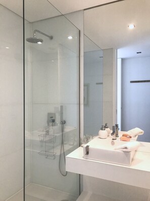 Tina con regadera, secadora de cabello, bidet, toallas 