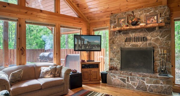 Télévision, cheminée, lecteur de DVD, baby-foot