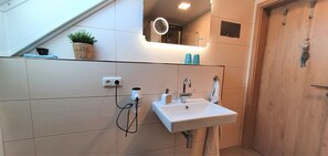 Dusche, Haartrockner, Handtücher, Seife